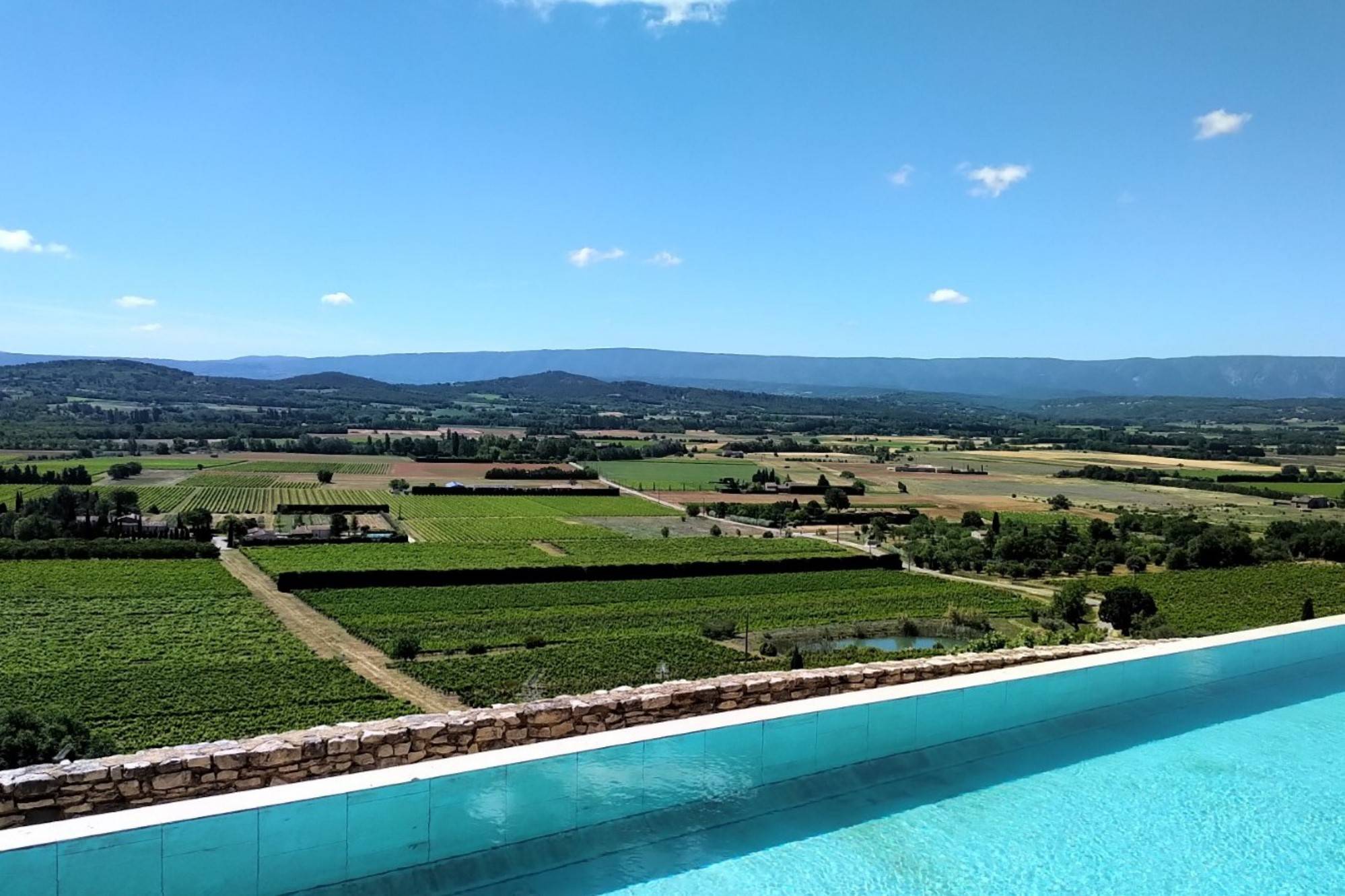 Piscine rénovée avec vue panoramique en Luberon