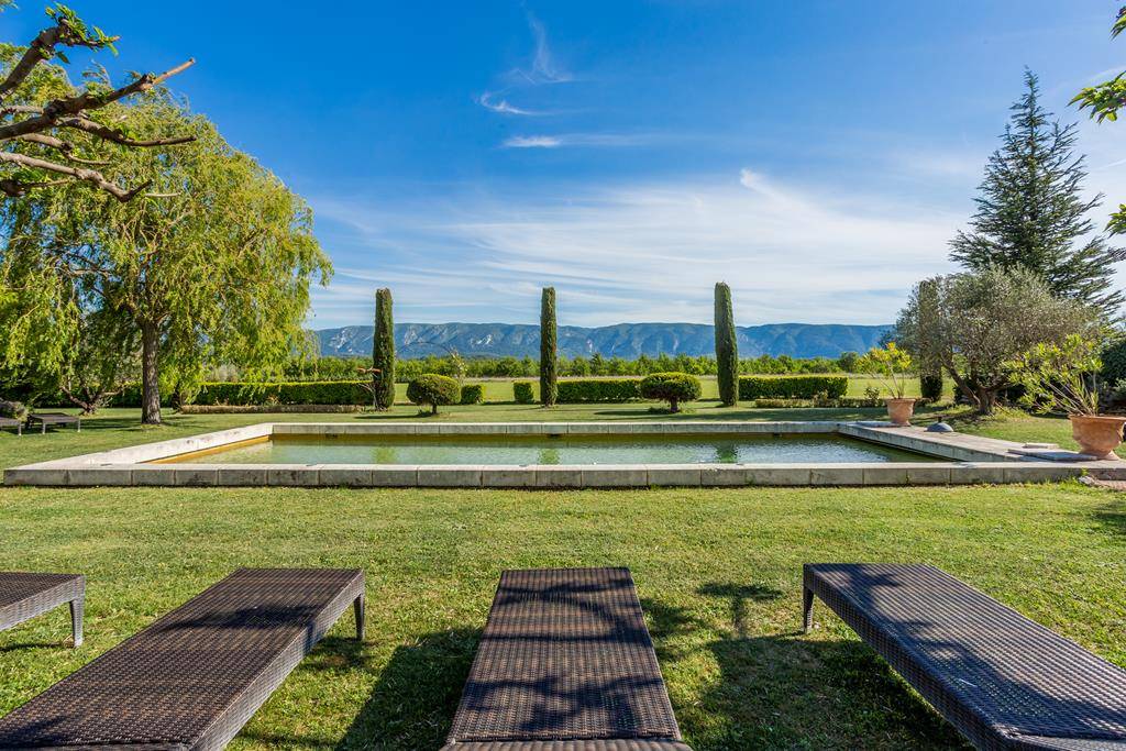 Superbe mas avec piscine et annexes face au Luberon   