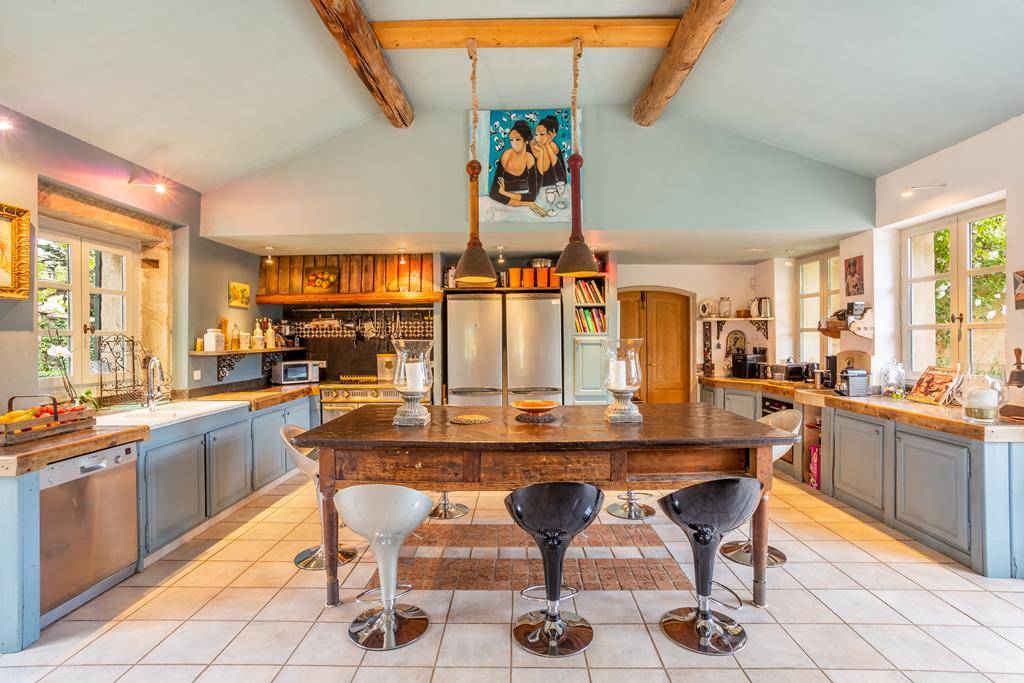 Superbe mas avec piscine et annexes face au Luberon   