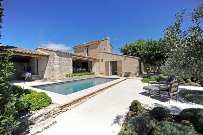 Notre zone d'activité pour ce service Grande villa provençale en pierres avec dépendance