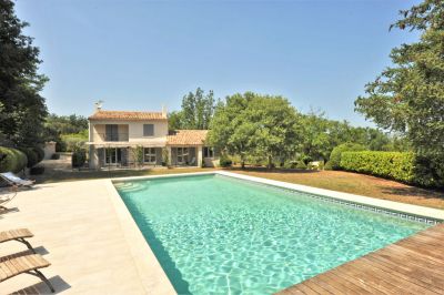 Notre zone d'activité pour ce service Acheter une grande villa provençale en pierres avec une dépendance et une piscine