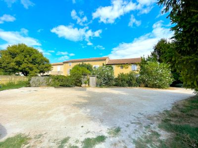 Notre zone d'activité pour ce service Ferme provençale fortifiée à vendre et à rénover avec un jardin