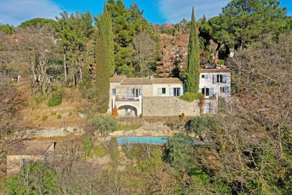 Notre zone d'activité pour ce service Acheter une grande villa provençale en pierres avec une dépendance et une piscine