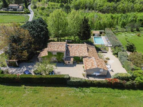 Notre zone d'activité pour ce service Acheter une grande villa provençale en pierres avec une dépendance et une piscine