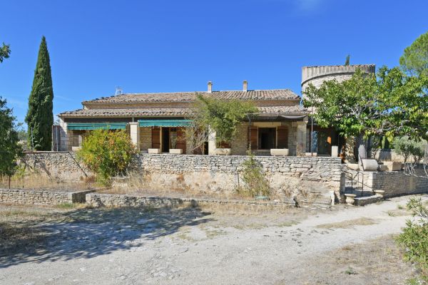 Notre zone d'activité pour ce service Grande villa provençale en pierres avec dépendance