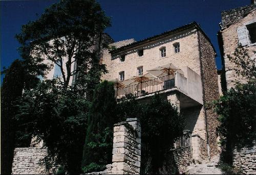 Notre zone d'activité pour ce service Grande villa provençale en pierres avec dépendance