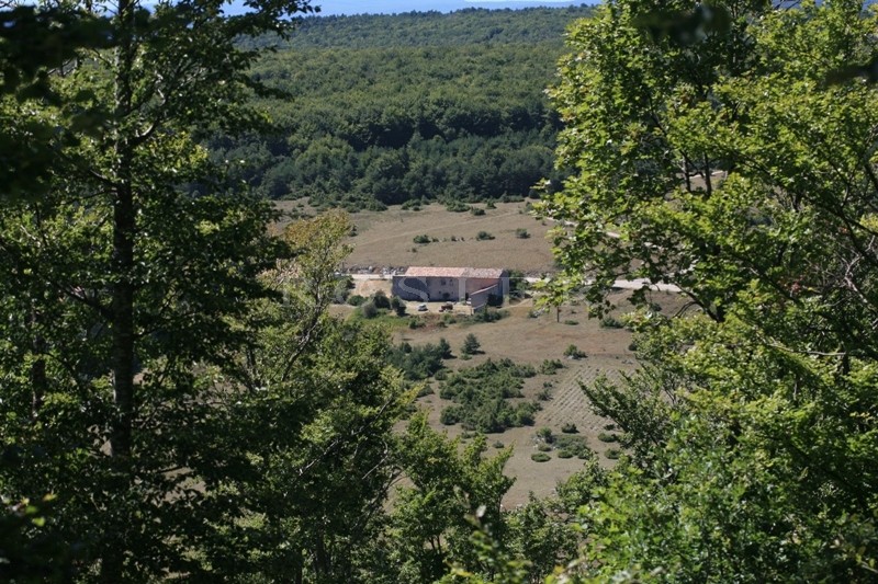 Notre zone d'activité pour ce service Ferme provençale fortifiée à vendre et à rénover avec un jardin