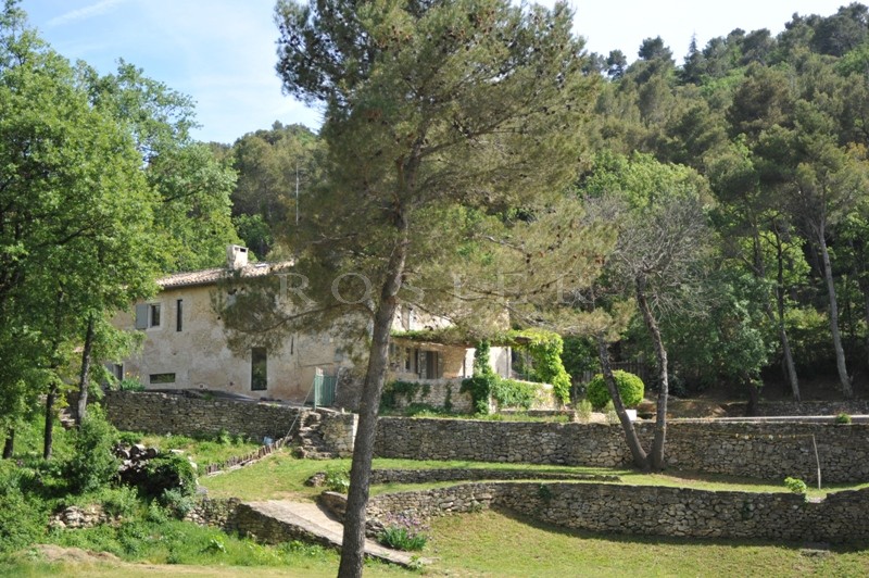 Notre zone d'activité pour ce service Ferme provençale fortifiée à vendre et à rénover avec un jardin