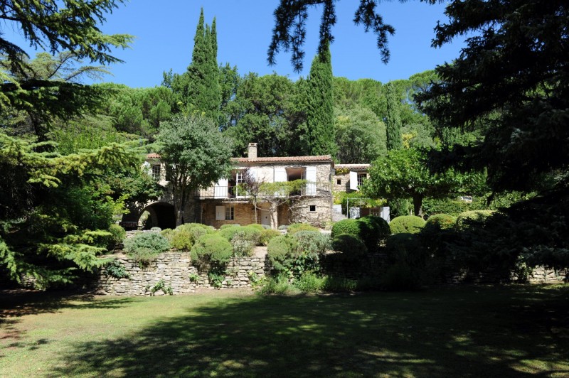 Notre zone d'activité pour ce service Acheter une grande villa provençale en pierres avec une dépendance et une piscine