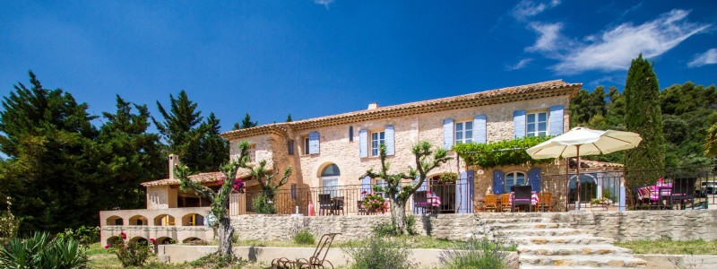 Notre zone d'activité pour ce service Acheter une grande villa provençale en pierres avec une dépendance et une piscine
