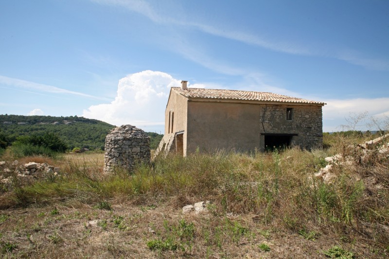 Notre zone d'activité pour ce service Ferme provençale fortifiée à vendre et à rénover avec un jardin