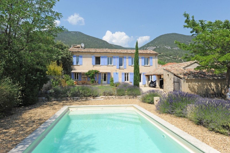 Notre zone d'activité pour ce service Grande villa provençale en pierres avec dépendance