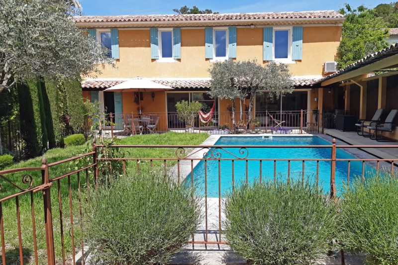 Notre zone d'activité pour ce service Acheter une grande villa provençale en pierres avec une dépendance et une piscine