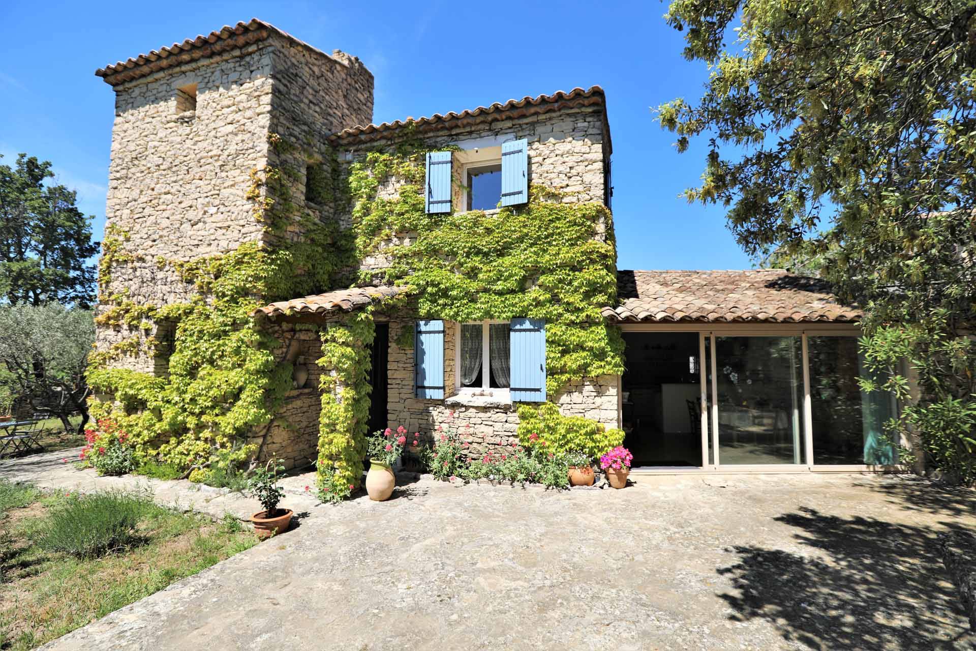 Close to the centre of the village of Gordes, charming stone house with swimming pool.