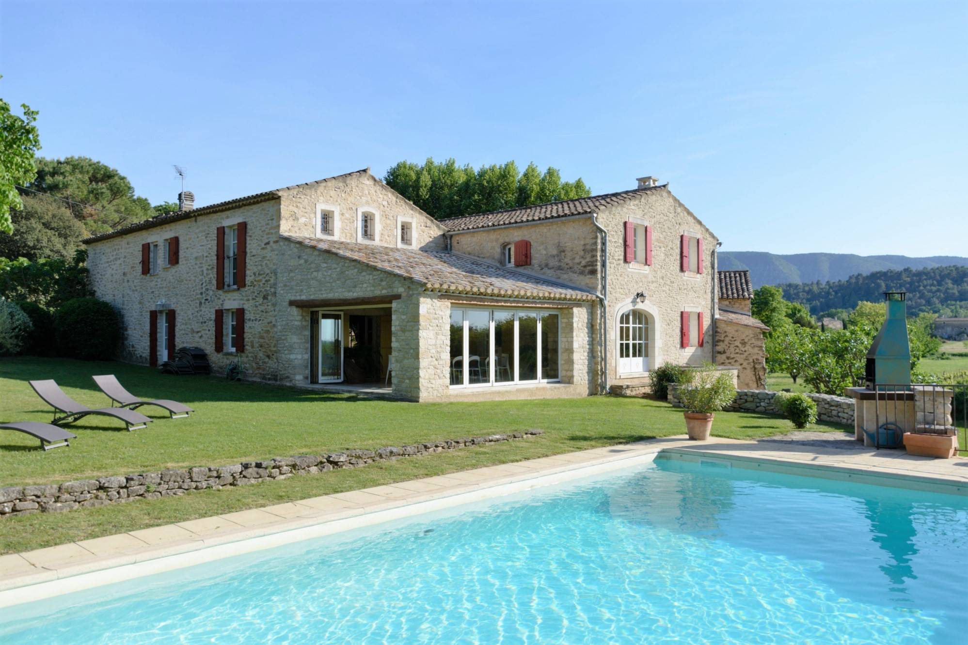 In Ménerbes, 18th century farmhouse, entirely restored, with swimming pool