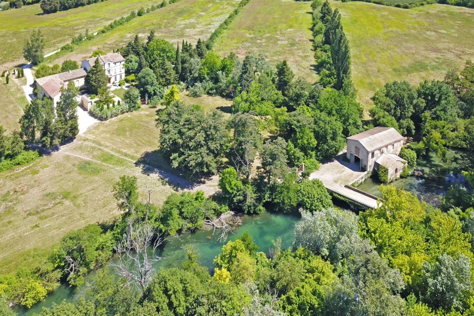 Vente château provençal avec dépendances sur 20 hectares en bordure de rivière