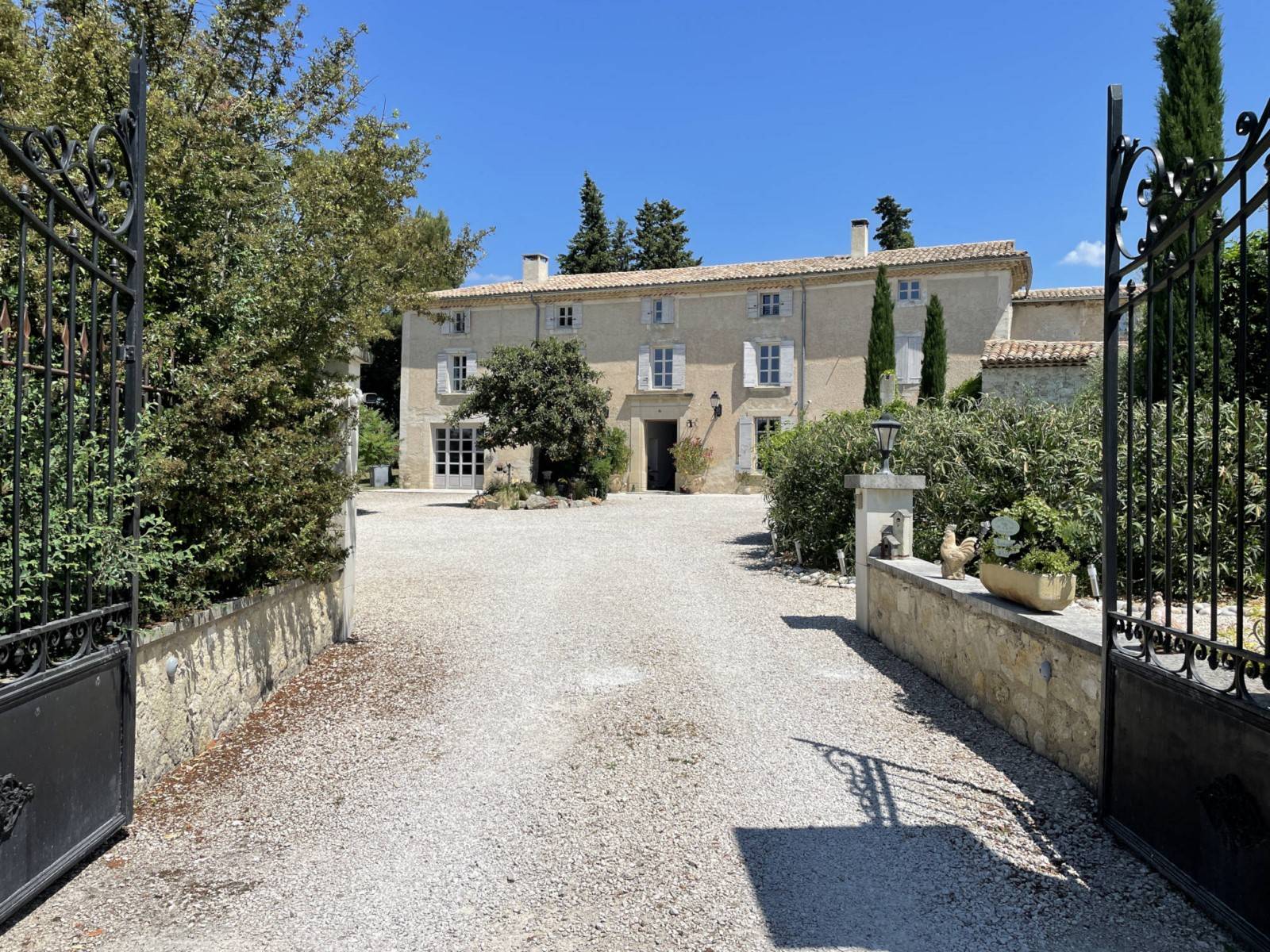 Superb property with outbuildings at the foot of the Mont Ventoux