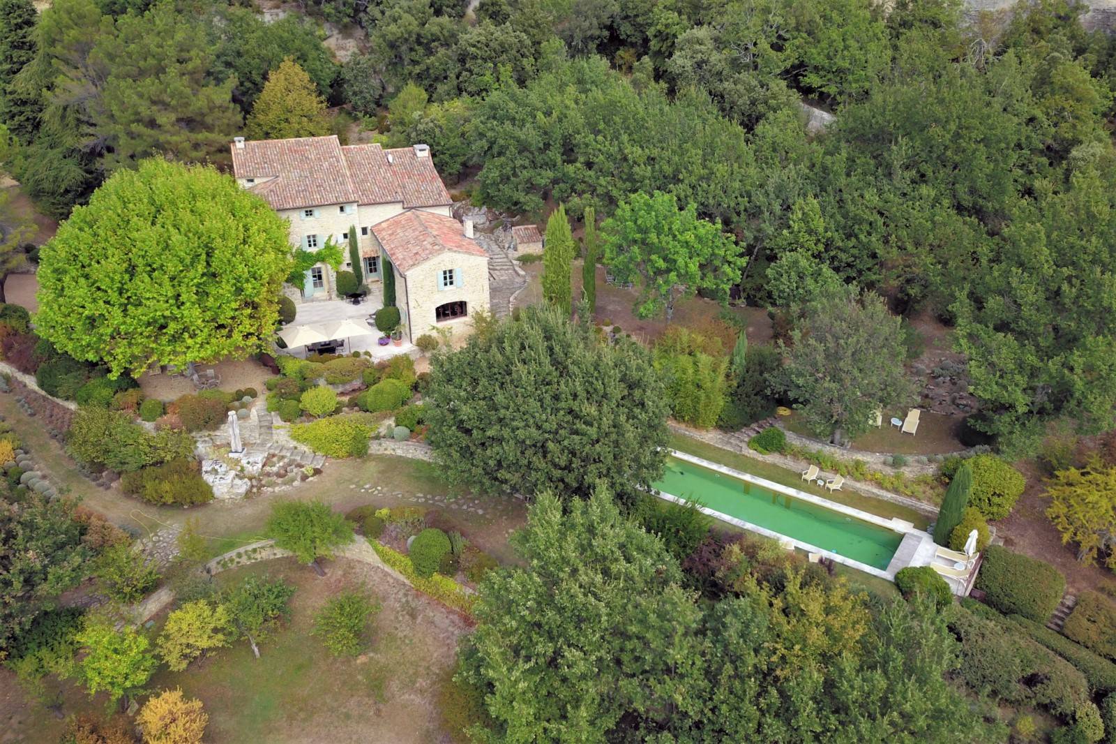 In the heart of the Luberon, magnificent 18th century mas in a dominant position
