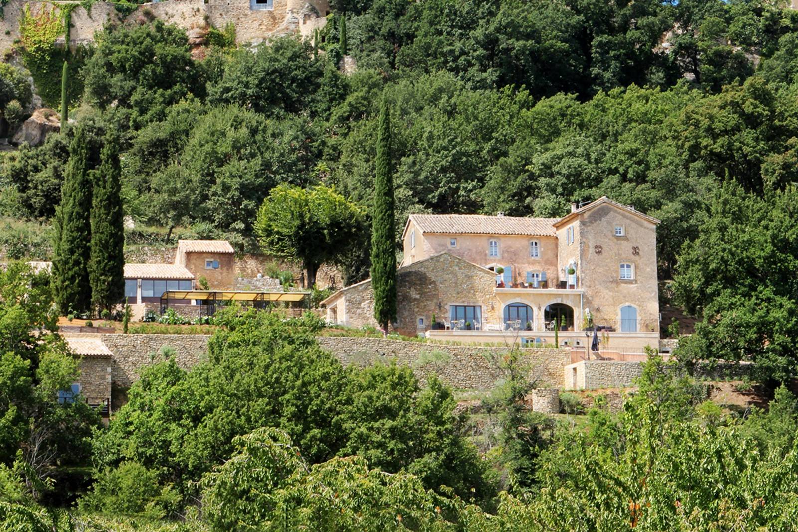 set on the hill of Ménerbes, magnificent bastide with 2 pools and superb view
