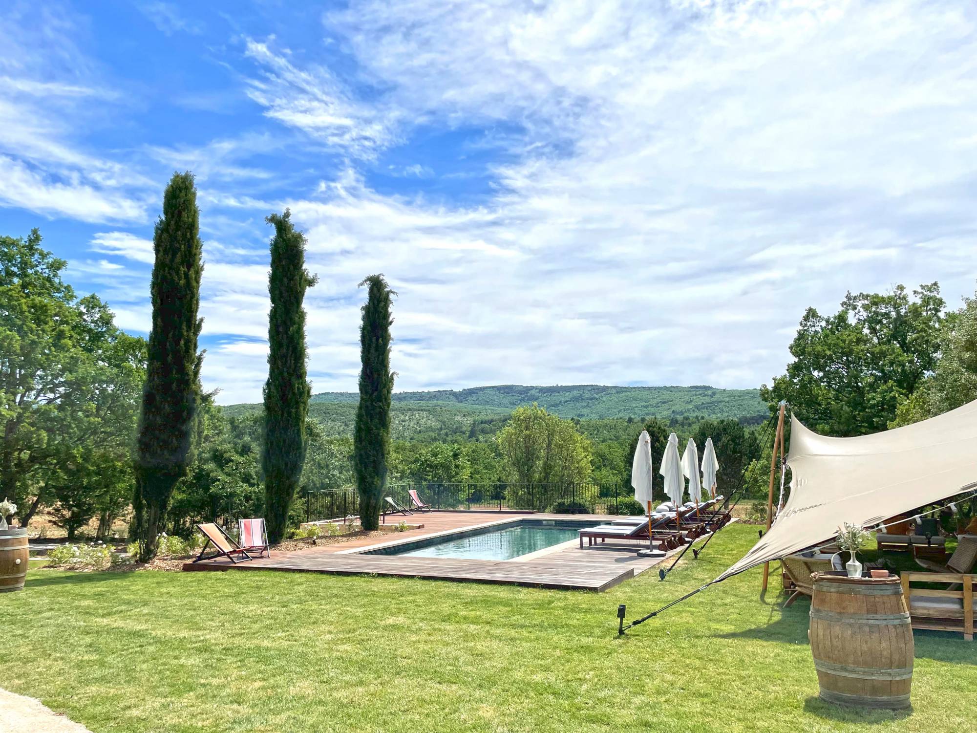 In the heart of a nature preserve, old barn with swimming pool entirely restored located on the heights of the commune of Lioux. 