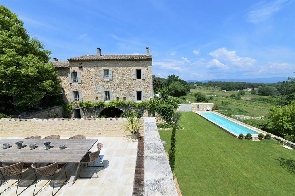 In the heart of the village of Saint Pantaléon, between Gordes and Goult, charming house with a view