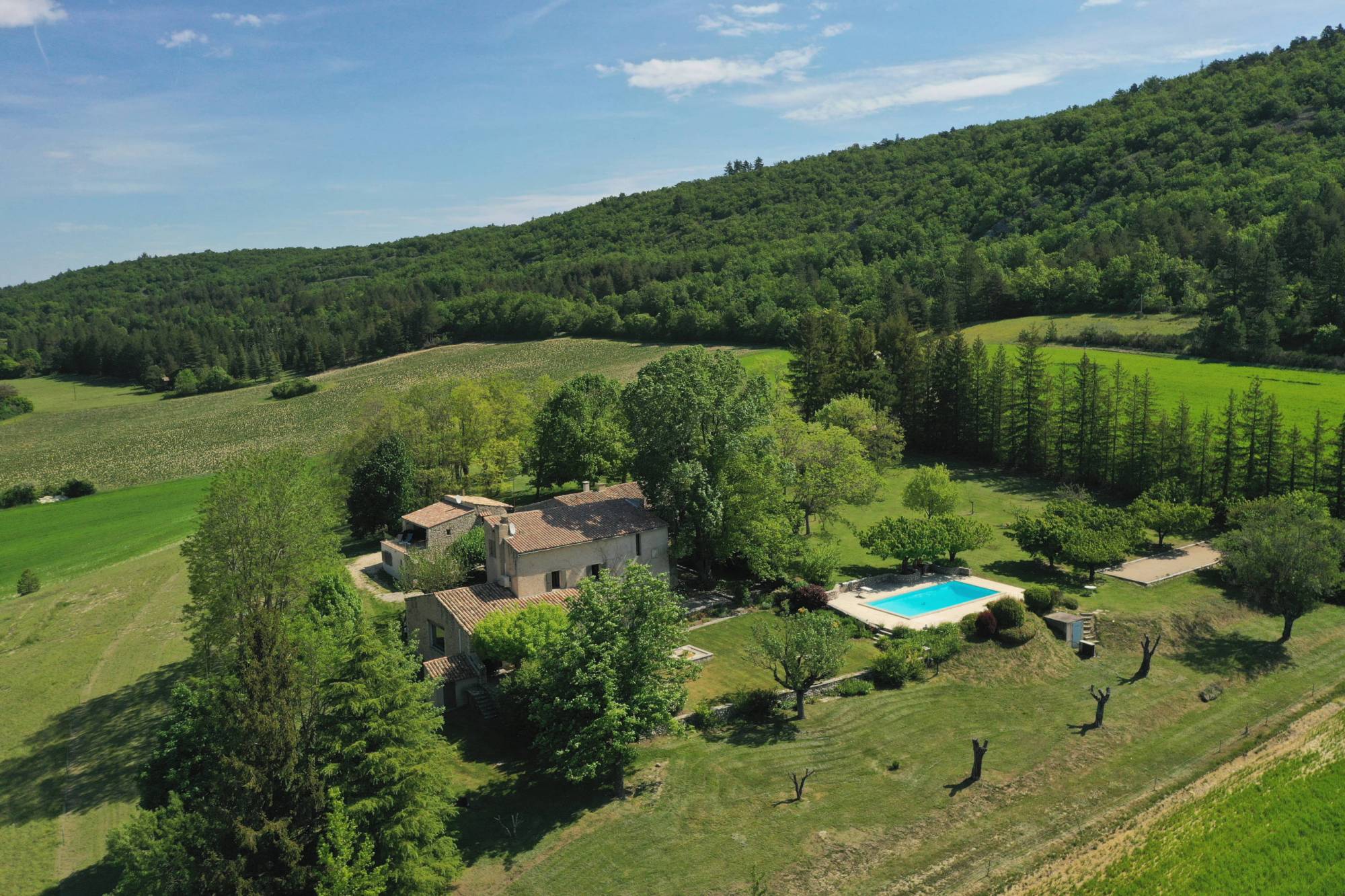 Vente Sault, propriété composée de 3 maisons entièrement rénovées avec piscine, vues panoramiques sur le Mont Ventoux et la vallée. 