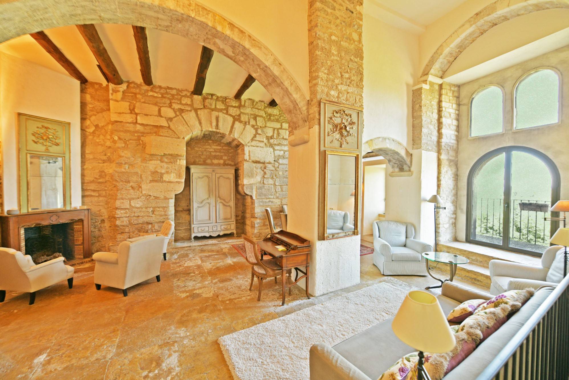 In Gordes, for sale, superb village house of XVIIth century, entiely renovated, full of charm and authenticity. 