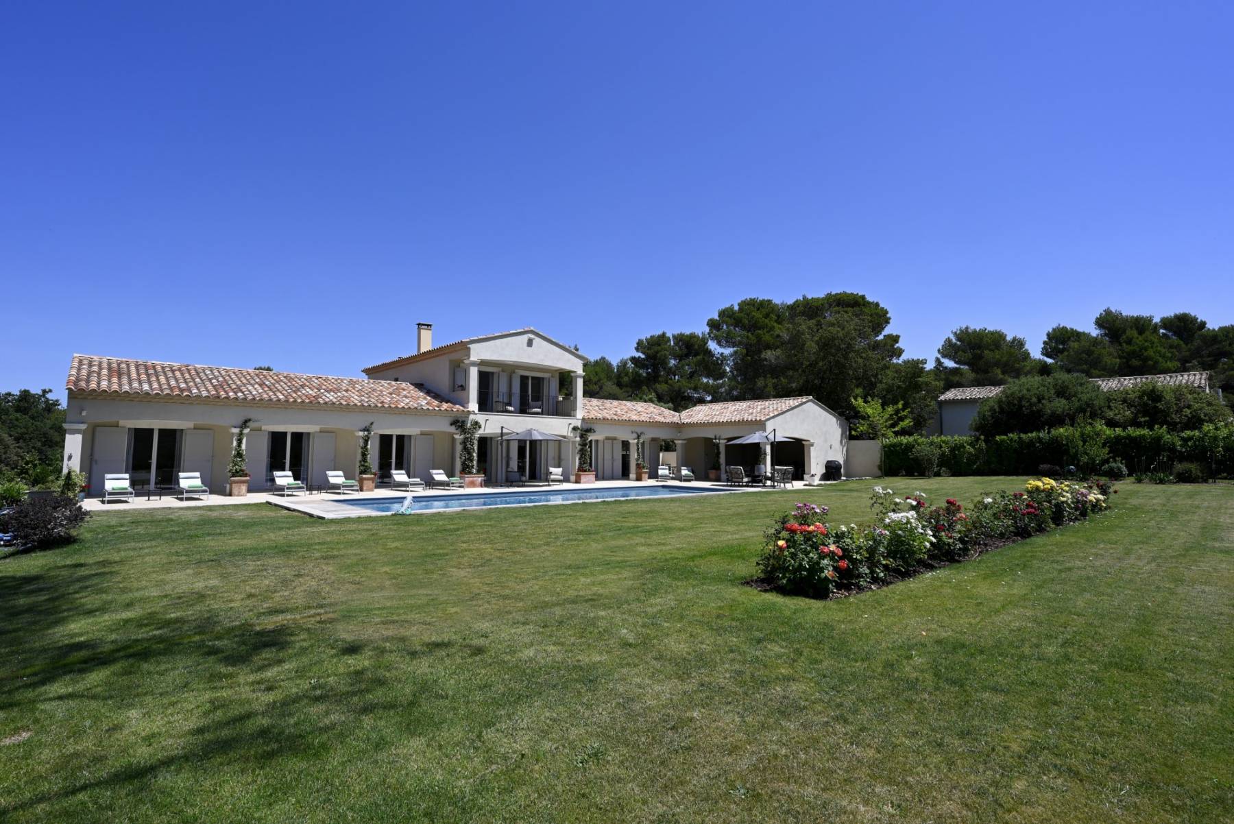 Ménerbes: contemporary villa in a dominant position facing the Luberon