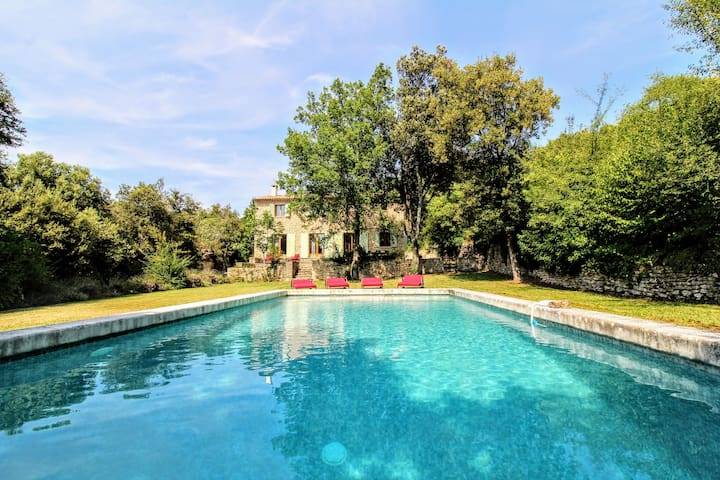 In the golden triangle, near the village of Gordes, pretty stone house with heated swimming pool.
