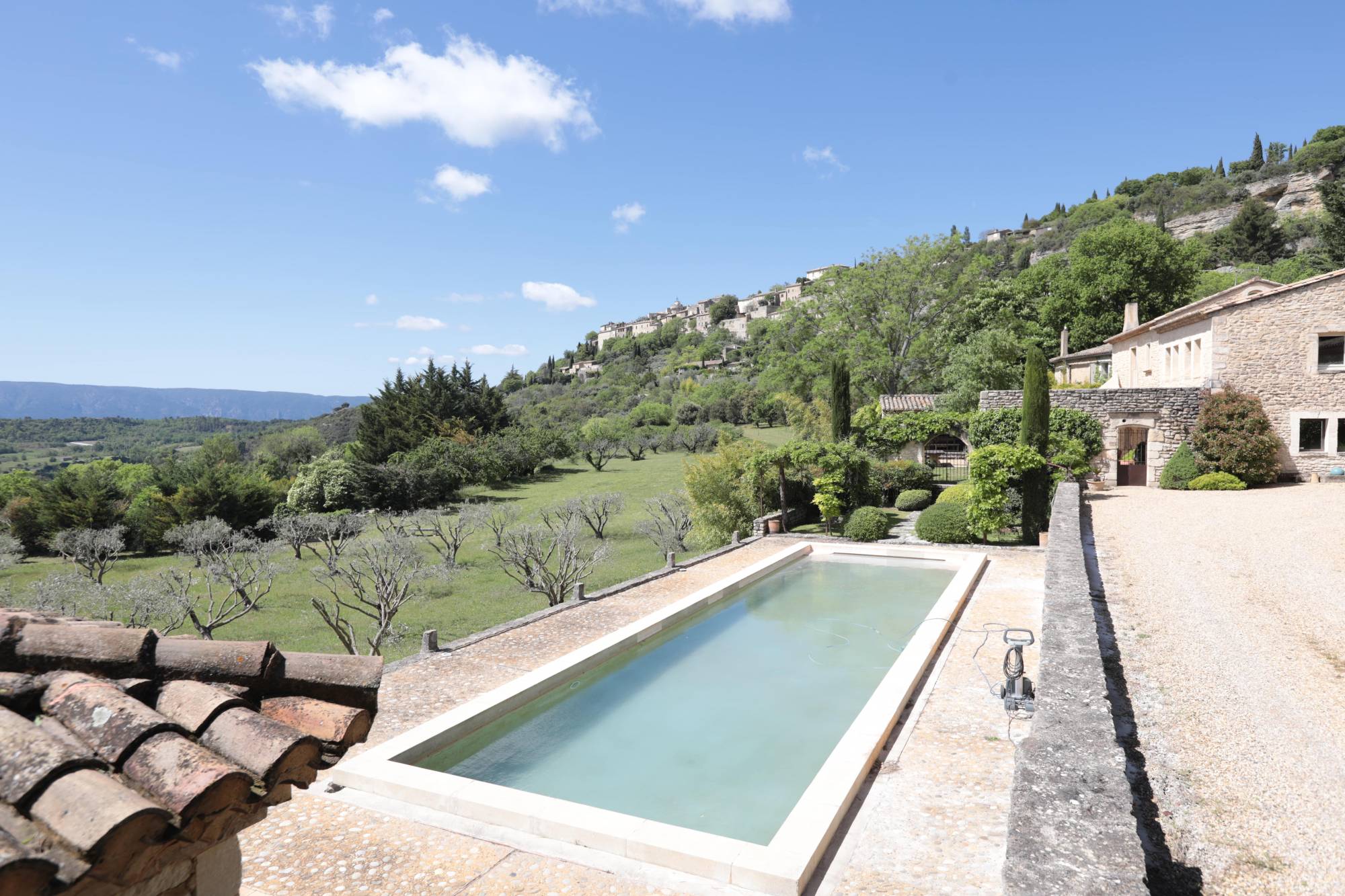 Location Charmante maison en pierres rénovée avec piscine et oliveraie