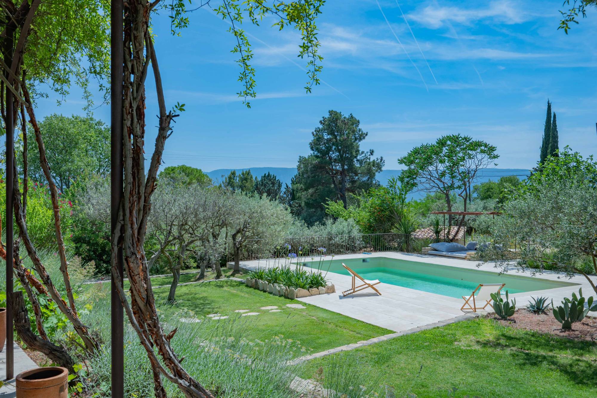 Stone house with swimming pool, annex and view of the Luberon 