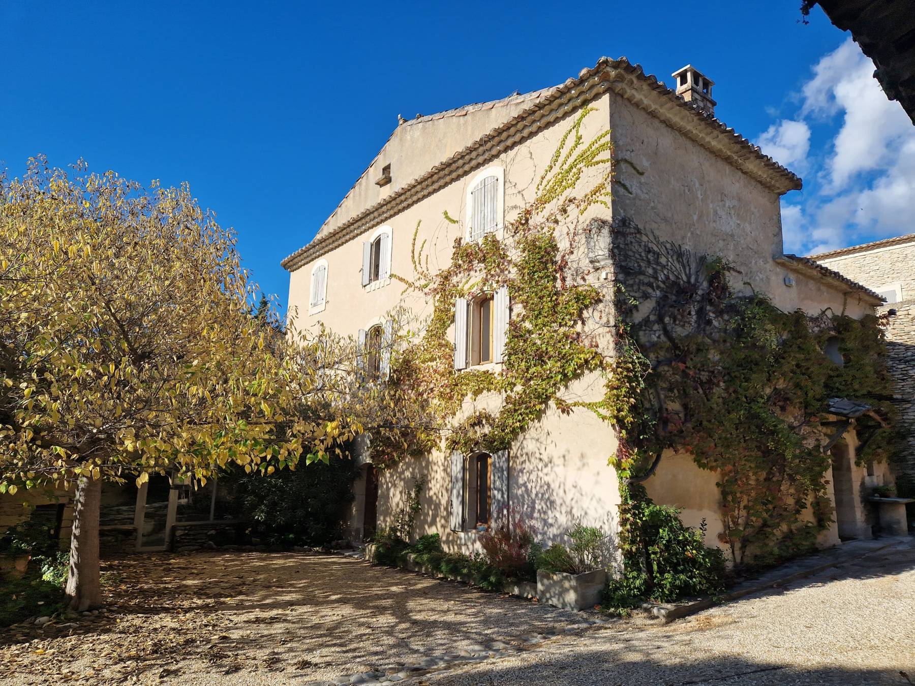 IN GORDES, BEAUTIFUL HAMLET HOUSE WITH SWIMMING POOL ON MORE THAN 5000M² OF LAND