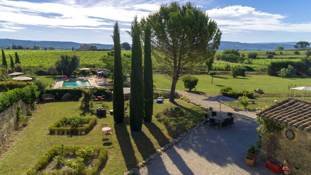 Farmhouse for sale at walking distance to the village centre, with view on the Mont Ventoux