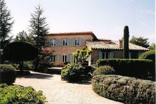 Facing the Luberon, House on a 3100 m² land nicely tree planted