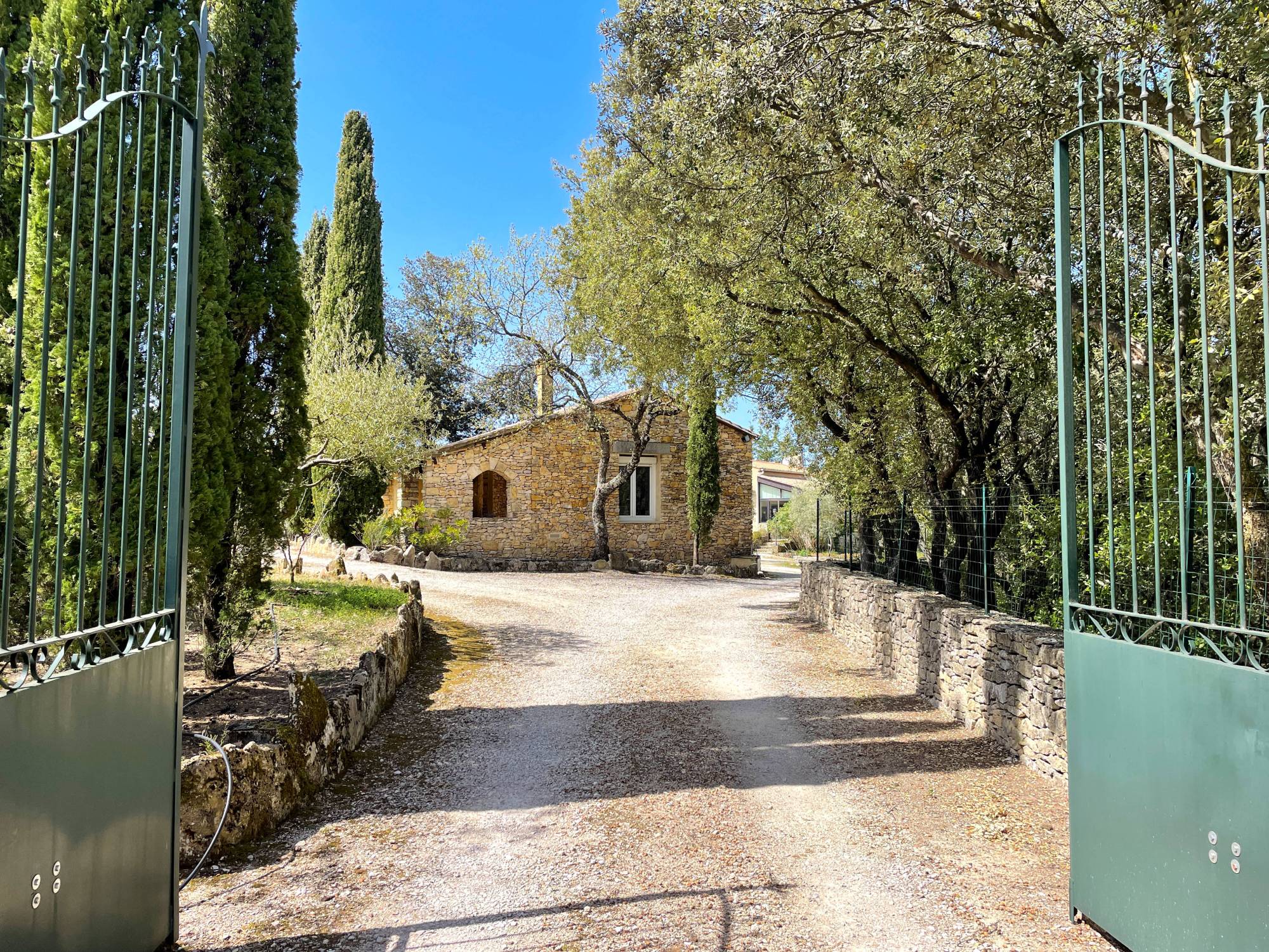 Vente à Venasque, villa de plain-pied avec piscine à débordement et vue sur le Mont Ventoux 