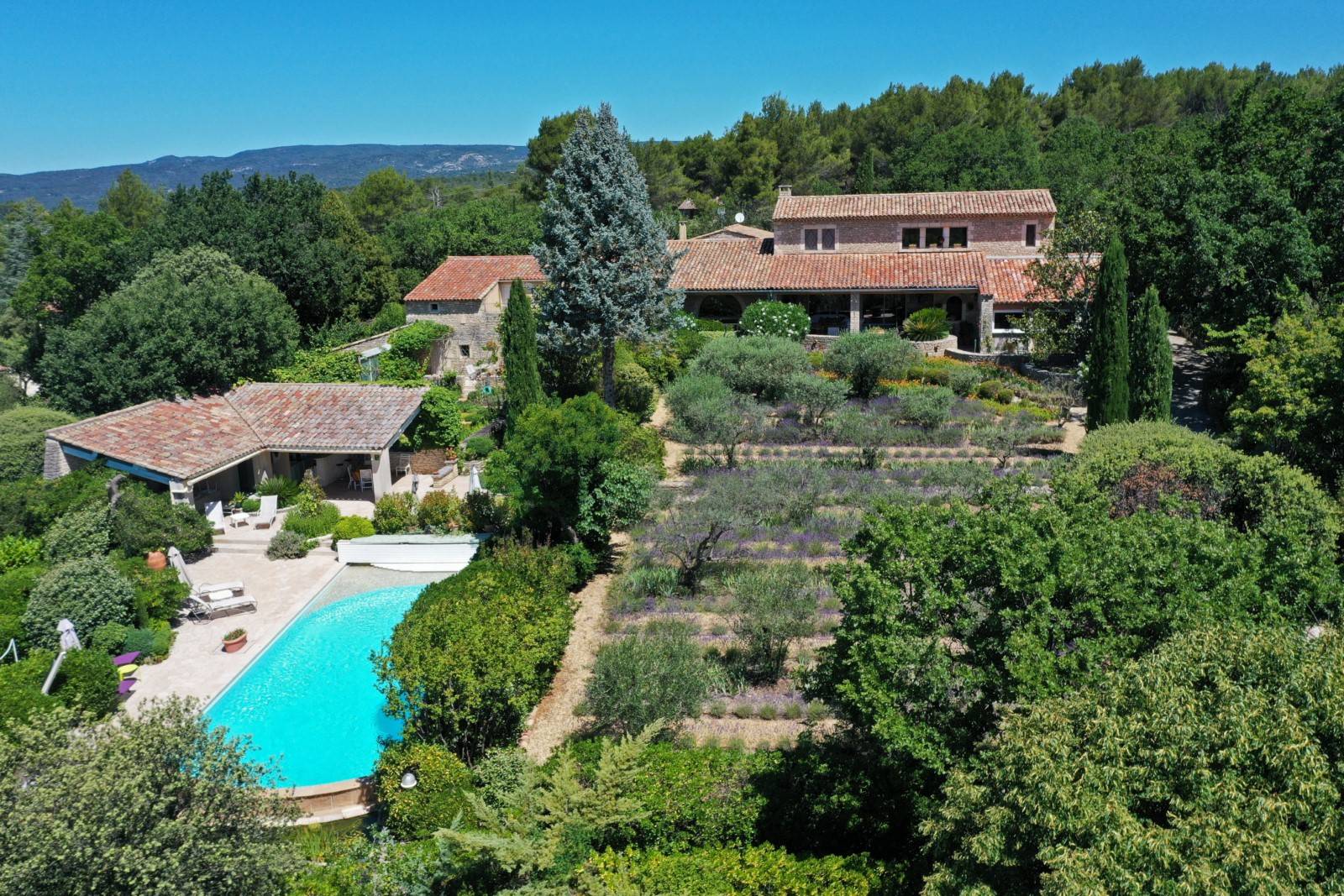EXCLUSIVE SALE - Exceptional property on 4.3 acres facing the Provencal village of Ménerbes
