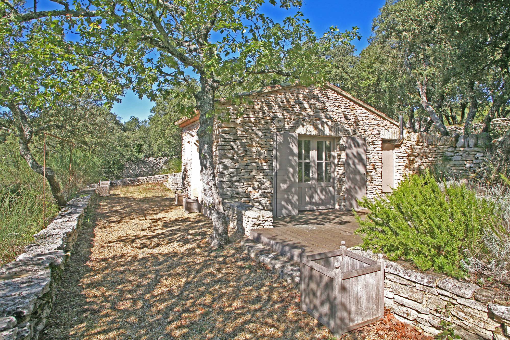 In the Luberon in the middle of nowhere, beautiful cabanon with bories on almost 3 hectares 