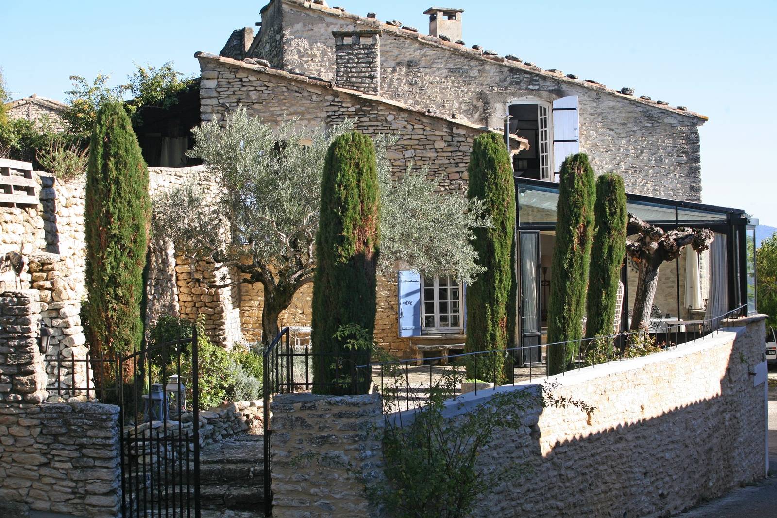 For sale in Gordes, hamlet house with garden