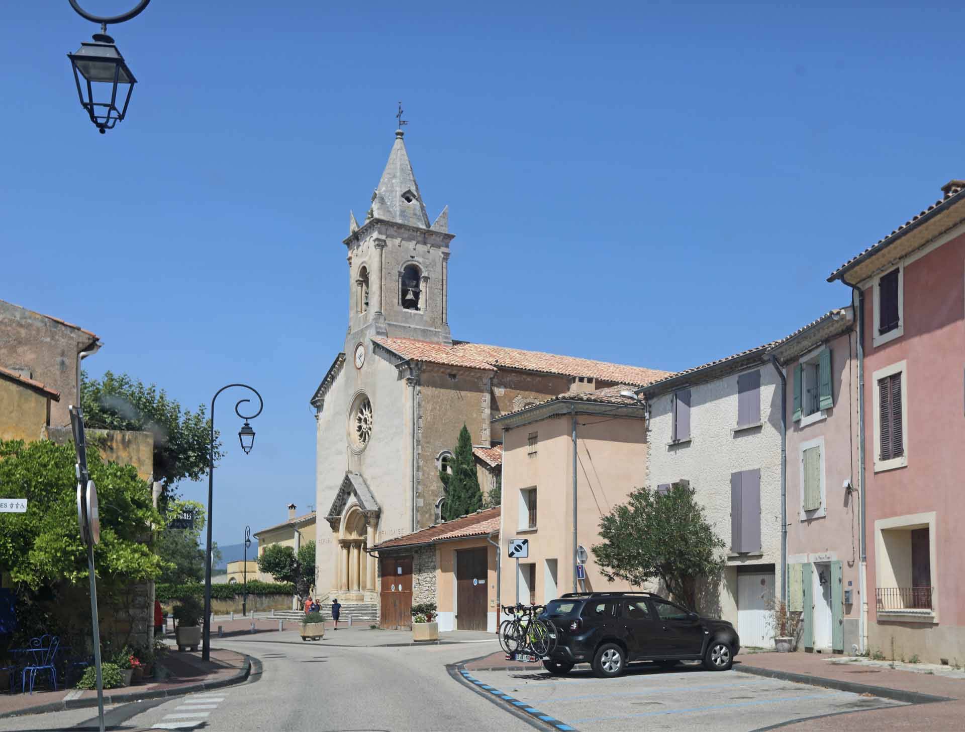 L'église de Villes-sur-Auzon et sa façade "Républicaine"