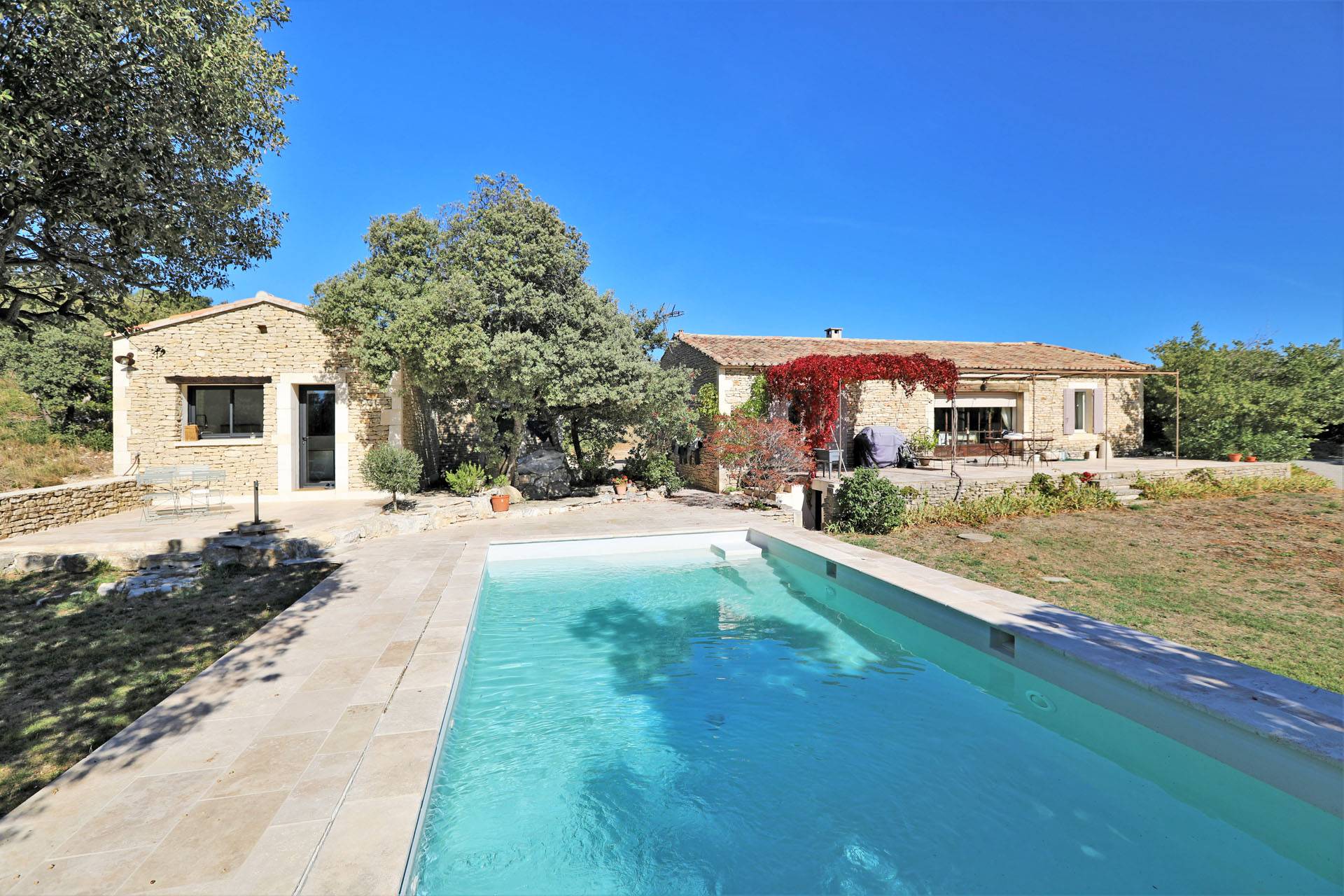 Gordes, property with two houses and swimming pool in the hills