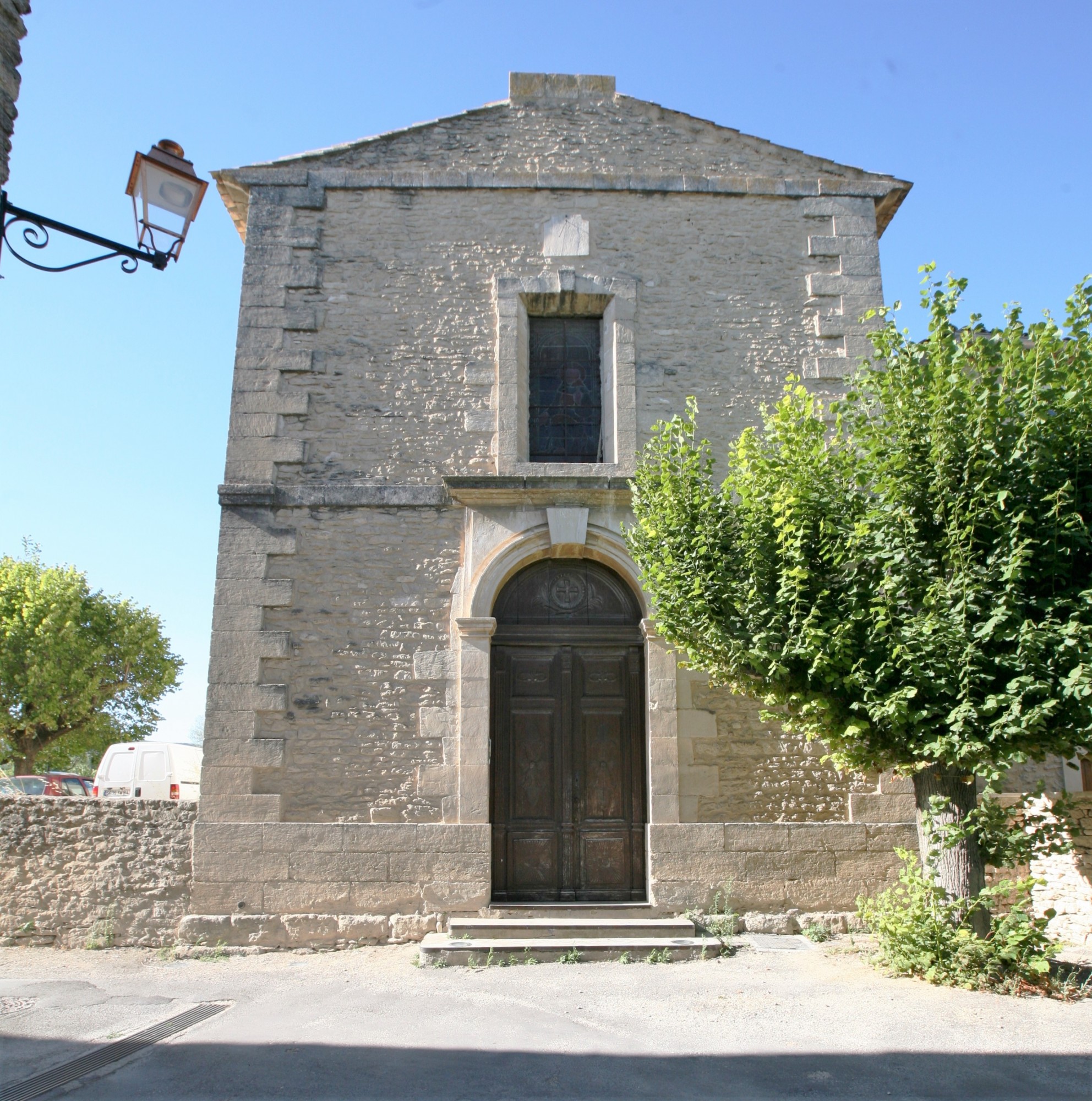 La façade principale de l'église des Imberts