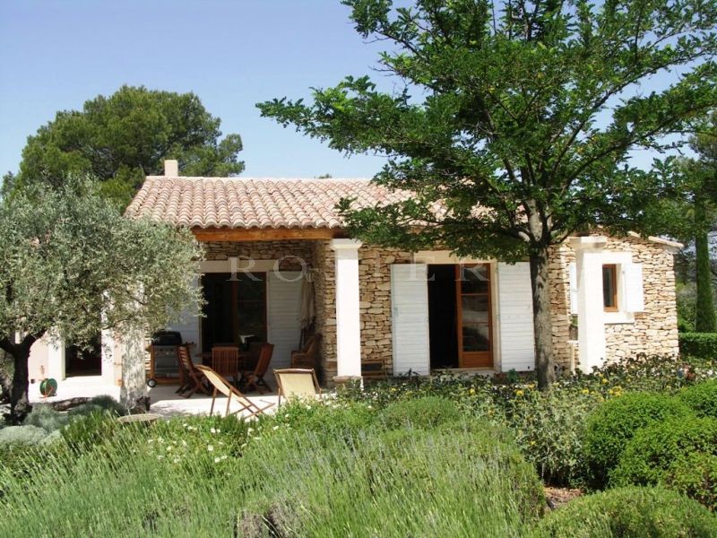 Location Proche de Gordes,  à louer pour des vacances en Provence,  maison en pierres avec piscine, en pleine nature,  propice à la détente et à l'évasion