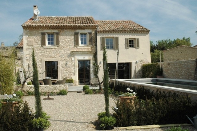 Location Location de vacances,  au pied de Gordes en Luberon,  maison de charme avec jardin et piscine