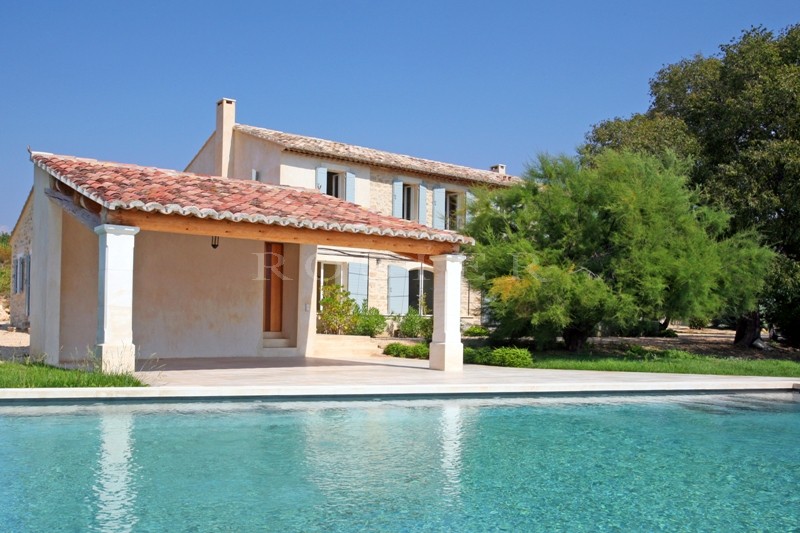 Location A louer pour des vacances en Luberon,  proche de Gordes, un vrai mas provençal, en pierres, en position dominante,  sur un grand terrain avec piscine