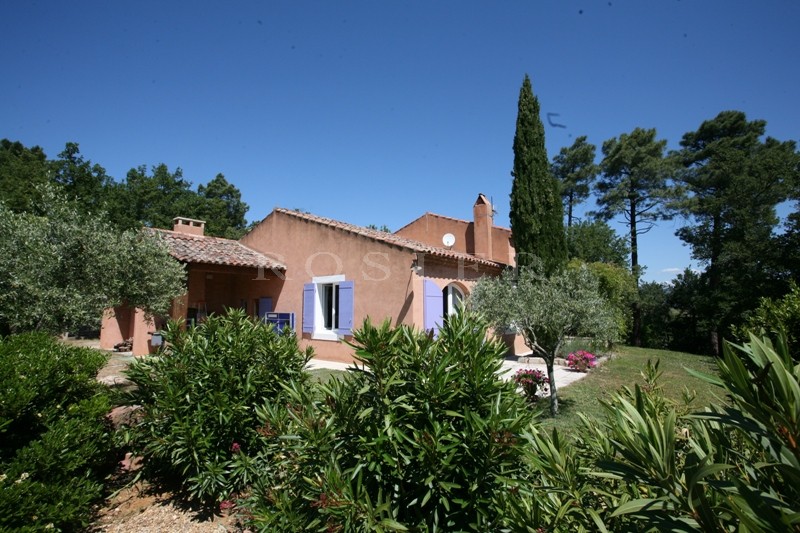 Location A louer pour des vacances en Luberon,  à Roussillon, maison traditionnelle très agréable avec jardin, terrasse et piscine, face aux ocres et en lisière de village