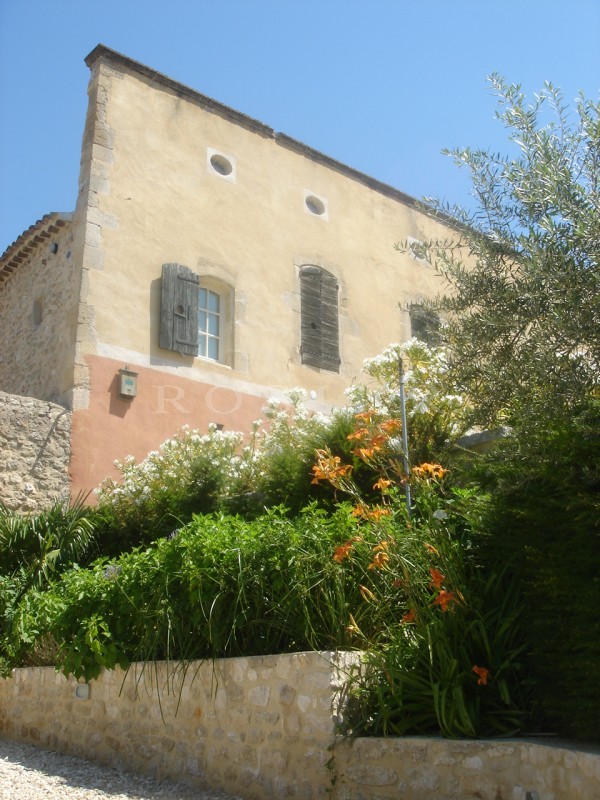 Location A louer pour vos vacances à Gordes,  propriété de charme avec vaste terrasse panoramique sur le Luberon, piscine
