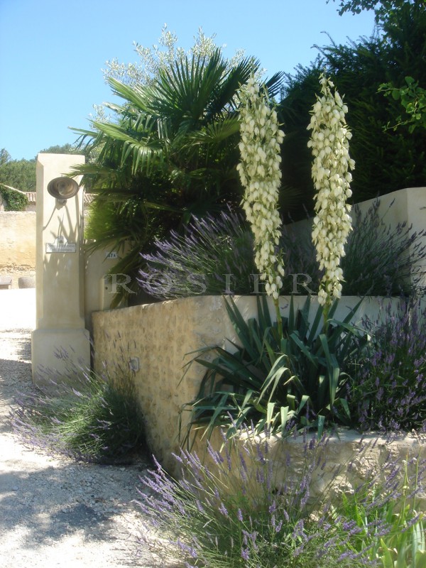 Location A louer pour des vacances reposantes en Provence,  belle villa contemporaine avec terrasse, piscine à débordement et court de tennis 