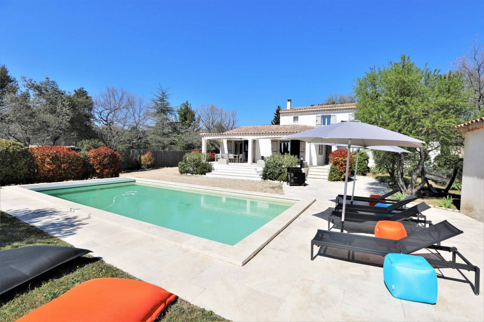 Location à Cabrières d’Avignon, superbe maison récente avec piscine. Idéalement située dans un quartier résidentiel.