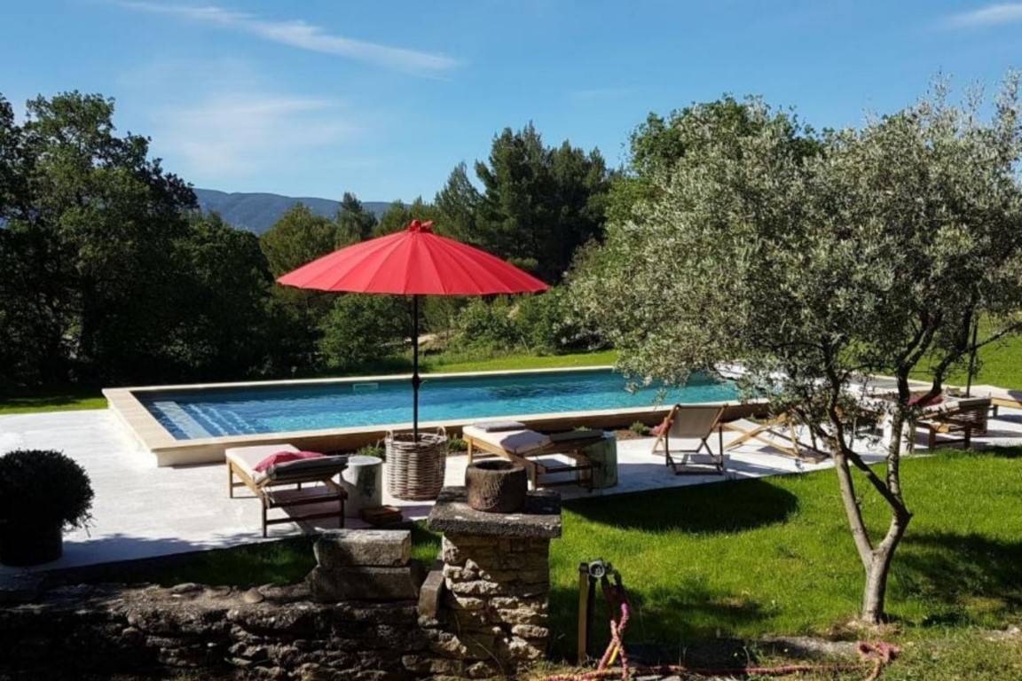 Cabrières d'Avignon, very close to the village, house set on a plot of over 1 hectare with pool