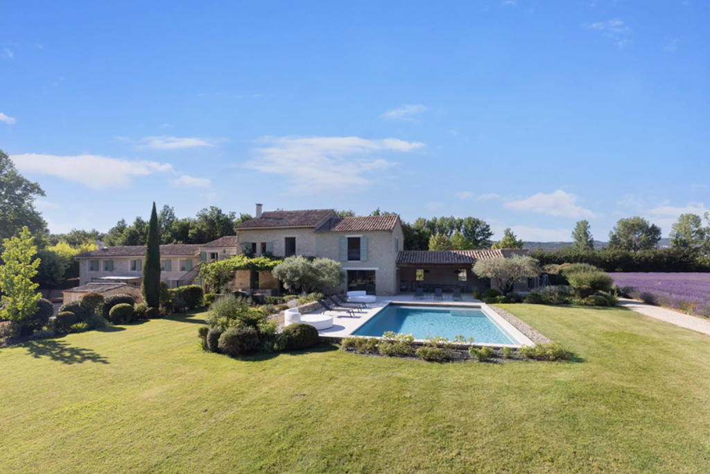 Property with gîtes on nearly 5 hectares in the countryside of Gordes